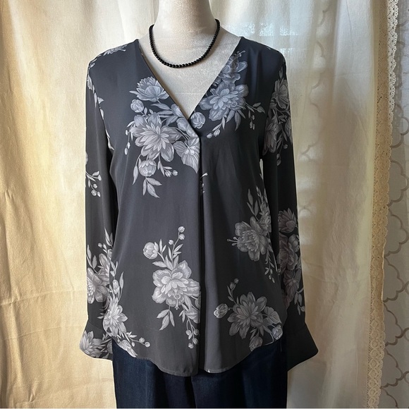 Ann Taylor Women's Long Sleeved Blouse Gray Floral V Neck Pleated Front Size Sm - Picture 1 of 9